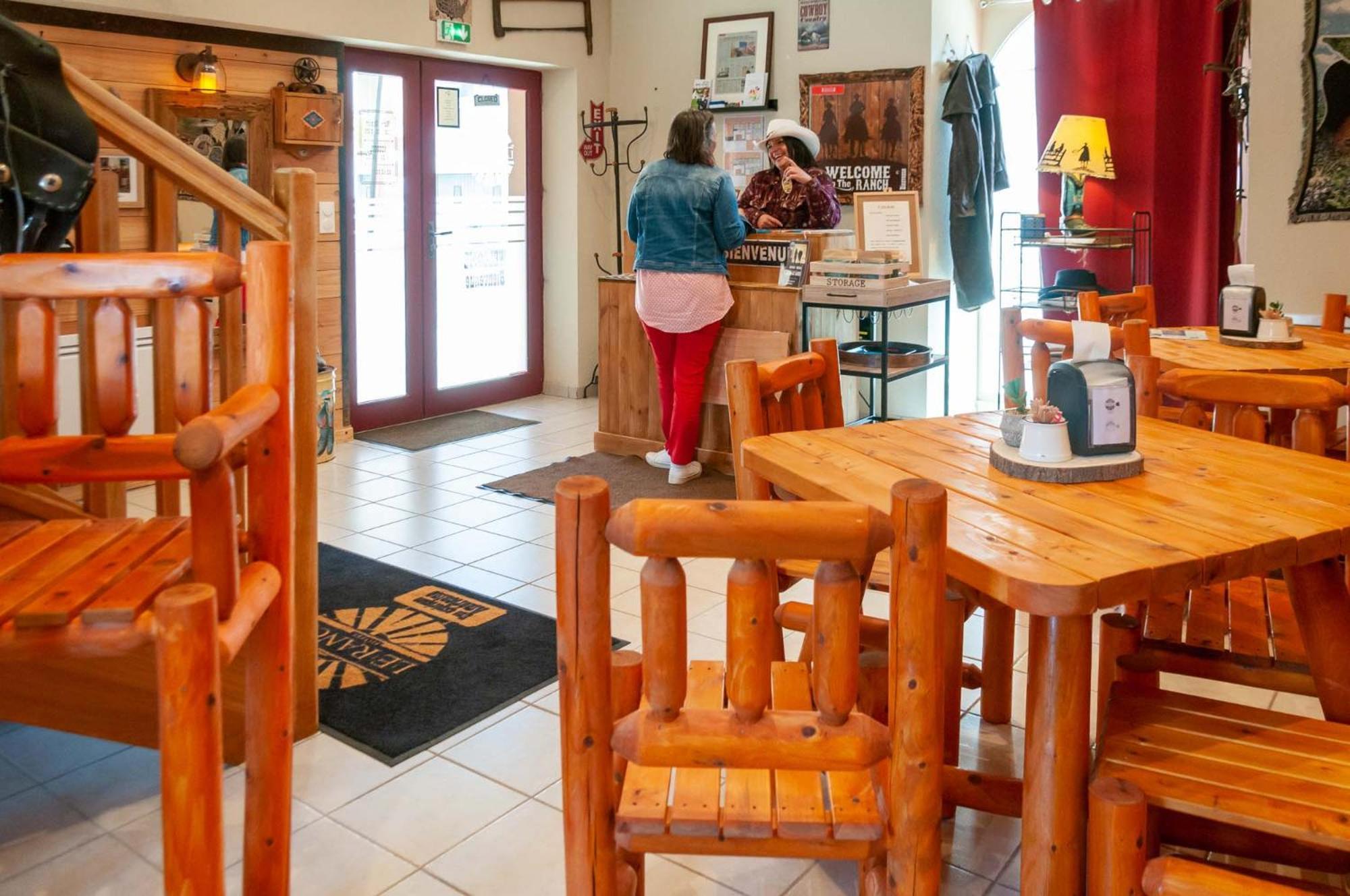 Hotel Le Ranch Brûlon エクステリア 写真