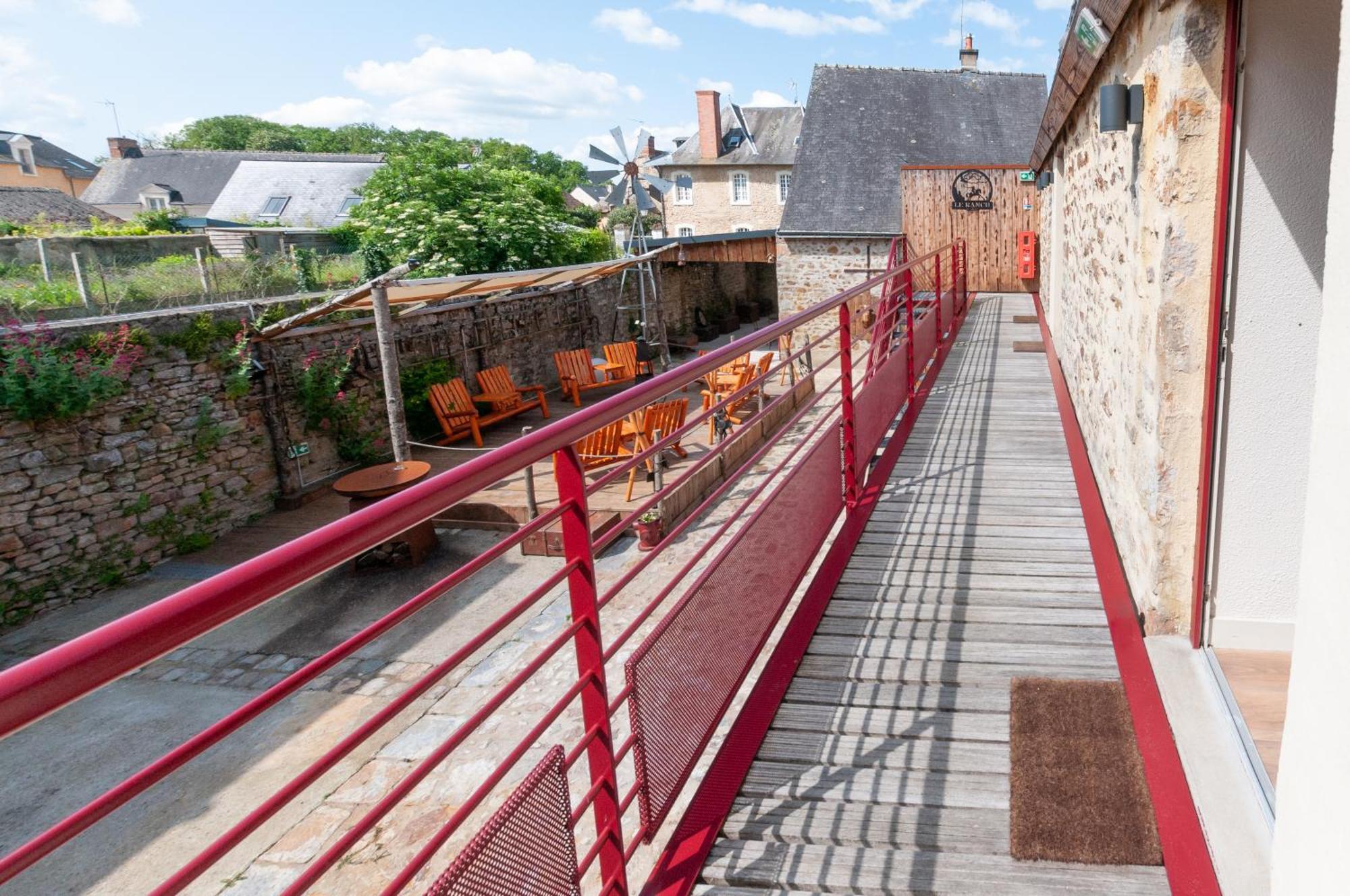 Hotel Le Ranch Brûlon エクステリア 写真